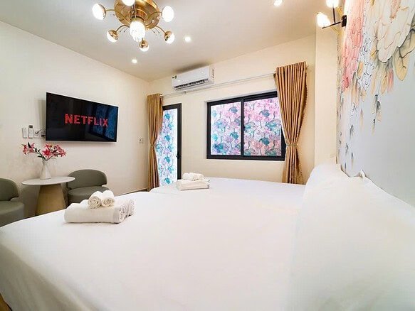 Phòng ngủ hiện đại gần Bến Thành, nội thất tiện nghi, view đẹp.