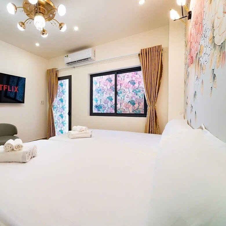 Phòng ngủ hiện đại gần Bến Thành, nội thất tiện nghi, view đẹp.